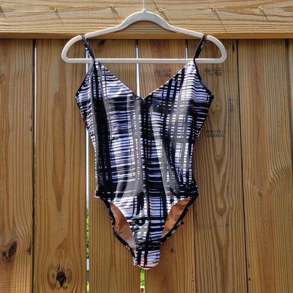 Newport News Swim one pc black & white deep V neck w/adjustable straps. Sz: 6 - Picture 2 of 7
